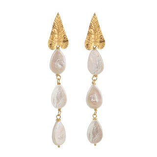 Boucles d’oreilles Zephyr pendantes dorées et perles blanches naturelles, packshot sur fond neutre.