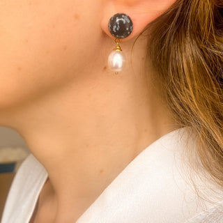 Boucles d’oreilles Ophélie en obsidienne et perles blanches vue de profil, montrant la longueur, le contraste des pierres et le mouvement, disponibles en version percées ou clips.
