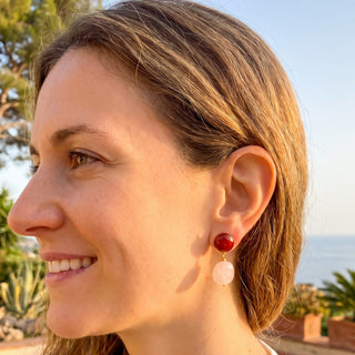 Boucles d'oreilles Lila en pierres naturelles, cornaline et quartz rose, pour oreilles percées ou clips, photo portée.
