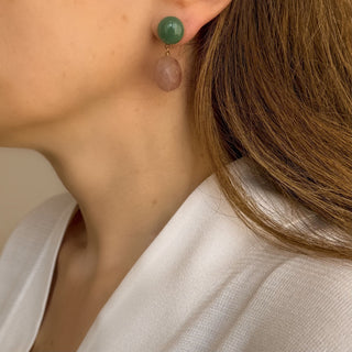 Boucles d’oreilles Rosy pendantes dorées en cranberry et aventurine verte portées, montrant la longueur, l’éclat de la dorure et les couleurs des pierres naturelles, disponibles en percées ou clips.