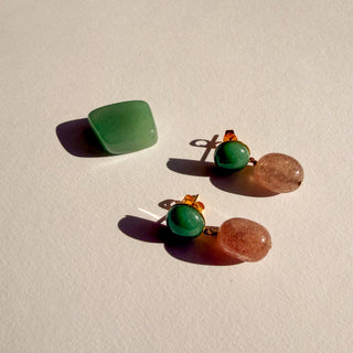 Boucles d’oreilles Rosy dorées, détail posé mettant en valeur les couleurs des pierres naturelles cranberry, l’aventurine verte et la finition en or fin 24 carats.