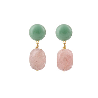 Boucles d’oreilles Rosy pendantes dorées en pierres naturelles cranberry et aventurine verte, en laiton doré à l’or fin 24 carats, packshot sur fond neutre, disponibles en version percées ou clips.