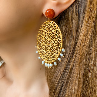 Boucles d’oreilles Scarlett pendantes dorées en jaspe rouge et perles naturelles détail portées, montrant la longueur, le mouvement et l’intensité de la pierre, disponibles en percées ou clips.
