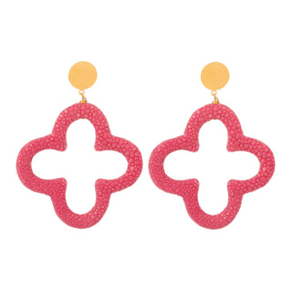 Boucles d’oreilles Trèfle en galuchat rose, en laiton doré à l’or fin 24 carats, packshot sur fond neutre, disponibles en percées ou clips.  