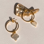 Charger l&#39;image dans la galerie, Boucles d&#39;oreilles créoles nacre blanche Lucky
