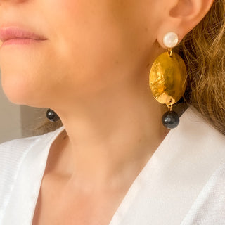 Boucles d'oreilles dépareillées Isabelle en nacre et onyx, dorure 24K, oreilles percées ou clips, vue de profil - YOUM