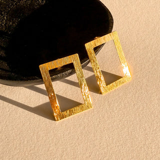 Détail des boucles d'oreilles rectangle Hector en dorure 24K - YOUM