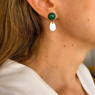 Boucles d'oreilles dépareillées clips ou percées pierres de malachite et nacre blanche, photo portée.