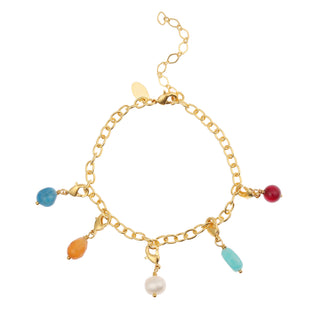 Bracelet avec des charms en pierres et perles naturelles interchangeables, packshot sur fond blanc.