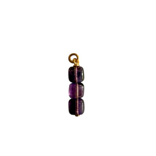 Charm en améthyste pour personnaliser ses créoles dorées.