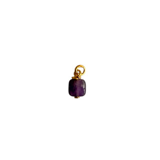 Charm breloque en amethyste pour personnaliser les boucles d'oreilles créoles Youm, packshit sur fond blanc.