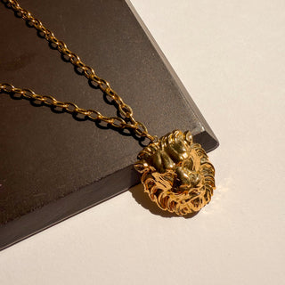 Détail du pendentif lion du collier Louis
