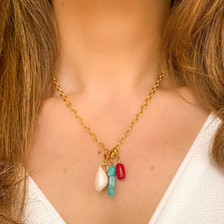 Collier charms personnalisables Casey Youm porté avec charms, rendu lumineux et personnalisable.