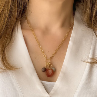Collier charms Clara Youm porté, tombé naturel sur le décolleté, rendu lumineux et personnalisable grâce aux charms.