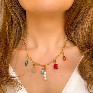 Collier charms personnalisables Colin Youm porté avec charms, rendu lumineux et personnalisable.