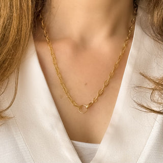 Collier charms personnalisable Carole Youm porté, rendu lumineux, personnalisable et élégant, à porter seul ou à compléter avec des charms.