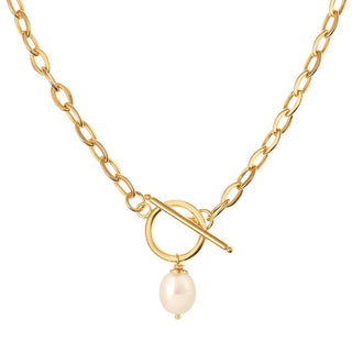 Collier doré avec une perle blanche, détail mettant en valeur la perle et la finition.