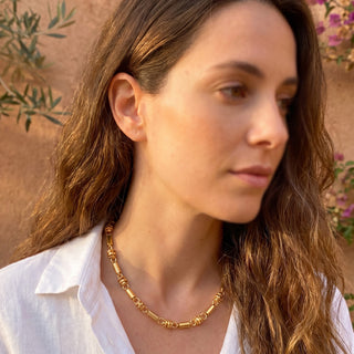 Collier Youm bijoux avec une maille élégante et originale, photo portée.