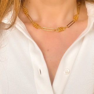 Collier doré Enzo porté de face, montrant la largeur et la longueur de la chaîne.