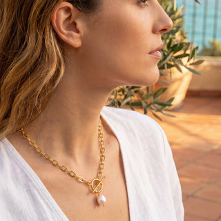 Collier élégant doré avec une perle blanche Youm bijoux.
