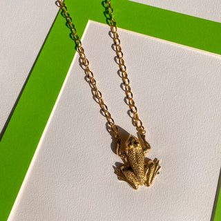 Collier grenouille Eole doré, détail osé mettant en valeur la texture, la forme de la grenouille et la finition dorée