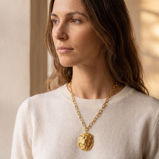 Collier lion, collier doré avec pendentif lion, photo portée.