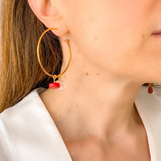 Créole personnalisée avec des charms en pierres quartz rose, Youm, photo portée.