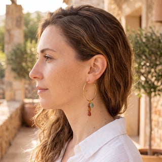 Créole Olwen Youm en laiton doré à l’or fin 24k, diamètre 4,5 cm, à composer avec charms en pierres naturelles, photo portée.