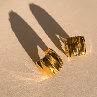 Détail des créoles dorées Côme en laiton doré à l'or fin 24K design martelé - YOUM