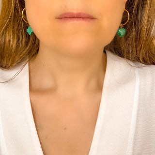 Créoles dépareillées Lucky dorées avec pendentif trèfle et cœur en malachite en look quotidien