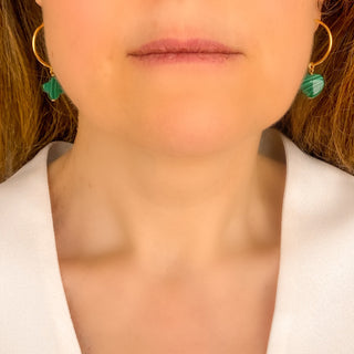 Portrait avec les créoles dépareillées Lucky trèfle et cœur en malachite