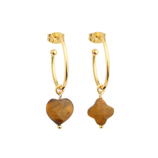 Créoles dépareillées cœur et trèfle œil de tigre, boucles d'oreilles porte bonheur, photo sur fond blanc.