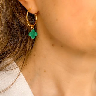 Créoles dépareillées Lucky trèfle et cœur en malachite portées