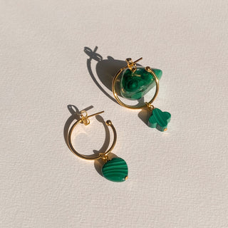 Détails des créoles dorées Lucky avec trèfle et cœur en malachite