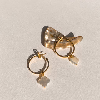 Zoom sur la nacre des créoles Lucky cœur et trèfle