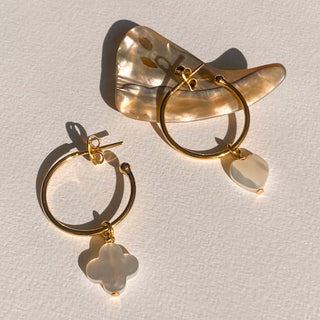 Détail des pendentifs cœur et trèfle en nacre des créoles Lucky