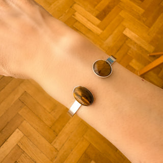 Jonc Théo argenté avec pierre naturelle œil de tigre porté, taille unique ajustable. 