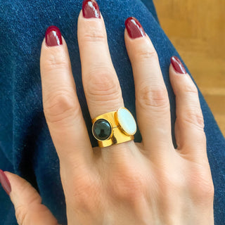 Mix and match de bagues dorées nacre et pierres naturelles de la collection