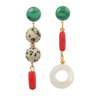 Boucles d’oreilles dépareillées Ninon dorées et pierres naturelles colorées, packshot sur fond neutre, disponibles en version percées ou clips.