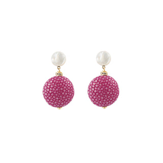 Boucles d'oreilles pendantes en galuchat rose et nacre blanche, finition dorée à l'or fin 24 carats, pour oreilles percées et clips, packshot sur fond blanc.