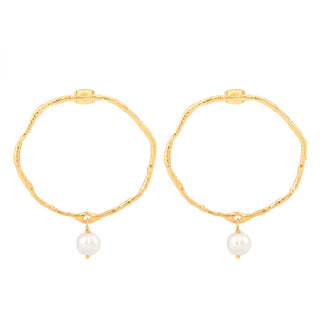 Boucles d’oreilles Arthur cercle doré avec perle blanche Youm, finition or fin 24 carats, packshot sur fond blanc.