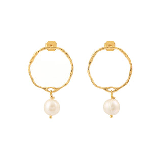 Boucles d’oreilles Diego petit cercle doré avec perle blanche Youm, finition or fin 24 carats, packshot sur fond blanc.