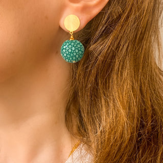 Boucles d’oreilles Gala vert portées (version percées ou clips), rendu lumineux, graphique et très chic. Le galuchat vert apporte une touche sophistiquée et moderne.