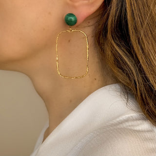 Boucles d’oreilles Gino rectangle doré avec pierre naturelle malachite Youm, portées pour oreilles percées ou non percés clips.