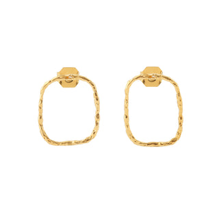 Boucles d’oreilles Maïl petit rectangle doré Youm, finition or fin 24 carats, packshot sur fond blanc.