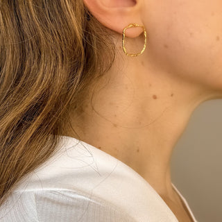 Boucles d’oreilles Maïl petit rectangle doré Youm, portées.