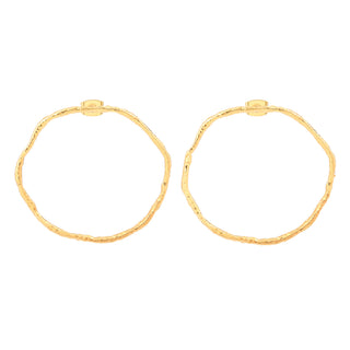 Boucles d’oreilles Malo grand rond doré Youm, finition or fin 24 carats, packshot sur fond blanc.
