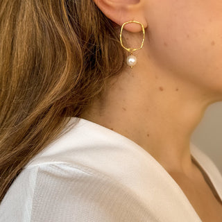 Boucles d’oreilles Nils rectangle doré avec perle blanche Youm, portées.