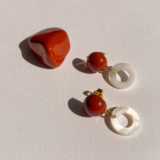 Boucles d’oreilles Amelia minimalistes en pierres naturelles et nacre, détail posé mettant en valeur les nuances, la texture et les finitions dorées, disponibles en version percées ou clips.