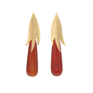 Boucles d’oreilles Armelle pendantes dorées en agate rouge, packshot sur fond neutre, non disponibles en version clip.